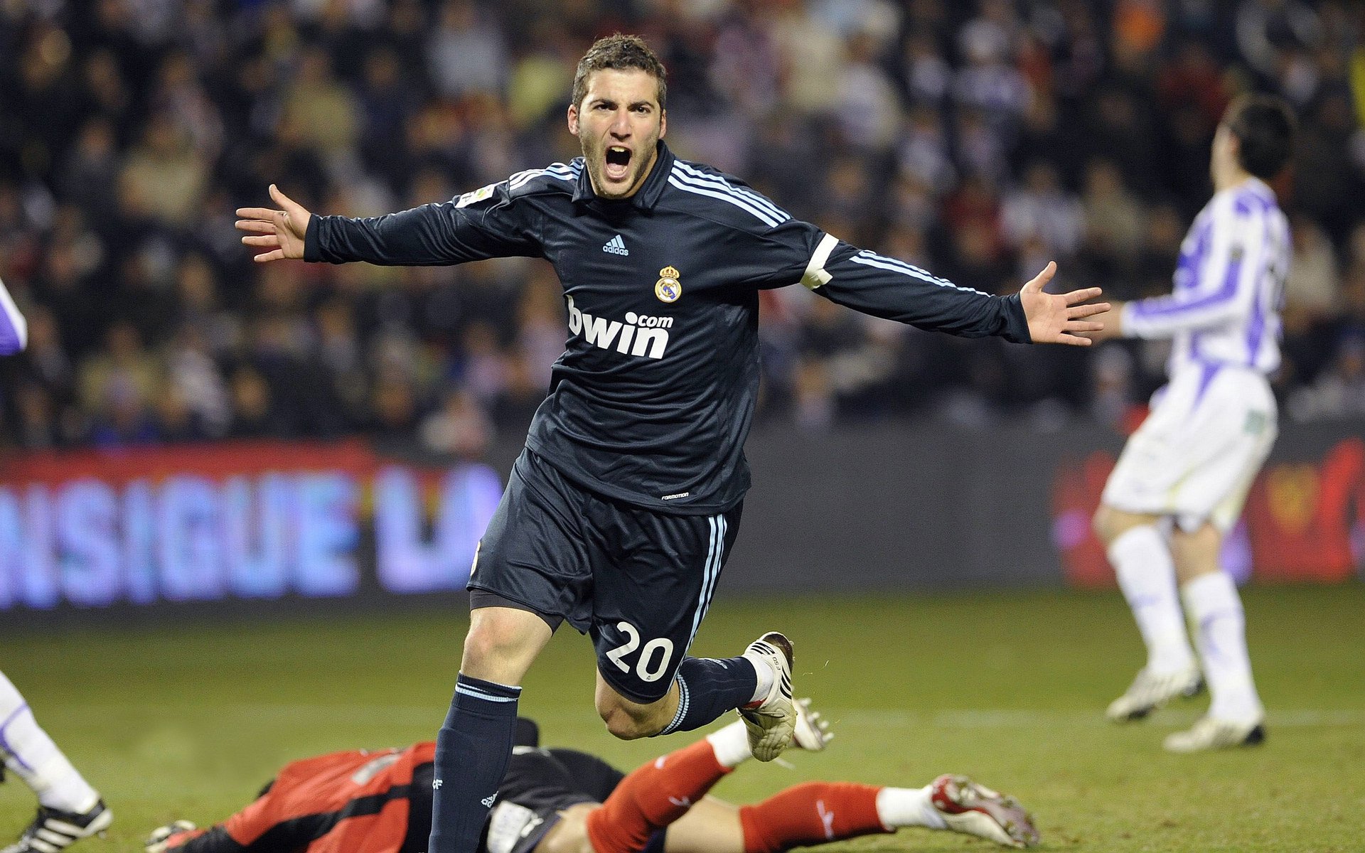 开云体育登陆入口-中国田径运动员在国际赛场上持续突破新纪录,中国田径比赛运动员